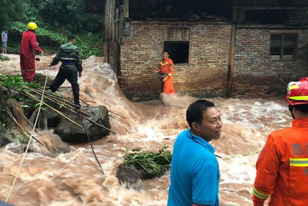 «Красный» уровень тревоги: китайскую провинцию Сычуань заливают дожди