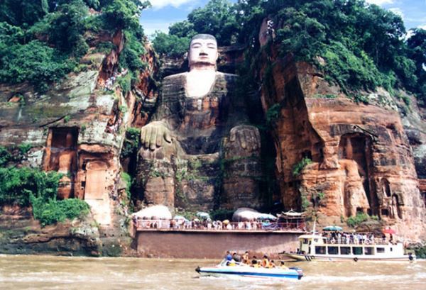Наводнение в Сычуане впервые за 70 лет подтопило ноги статуи Будды