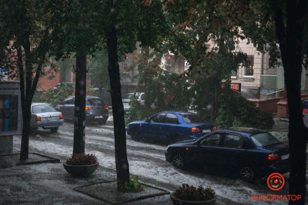 Мощная буря накрыла Днепр: ветер повалил деревья, град побил автомобили