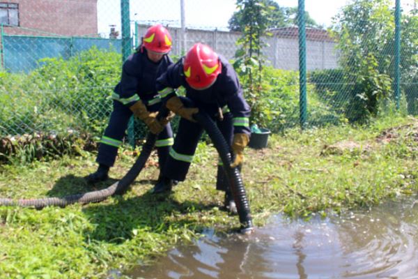 Непогода в Хмельницкой области: повалены деревья, затопило стадион