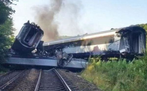 Крушение пассажирского поезда в Шотландии: причиной мог стать оползень