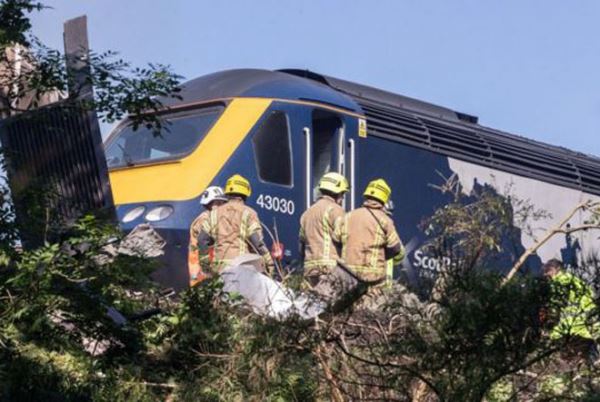 Крушение пассажирского поезда в Шотландии: причиной мог стать оползень