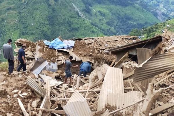 Смертоносный оползень в Непале засыпал десятки домов, есть погибшие