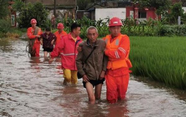 «Красный» уровень тревоги: китайскую провинцию Сычуань заливают дожди