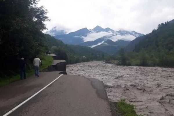 Проливные дожди затопили ряд районов Грузии: разрушены дороги и мосты